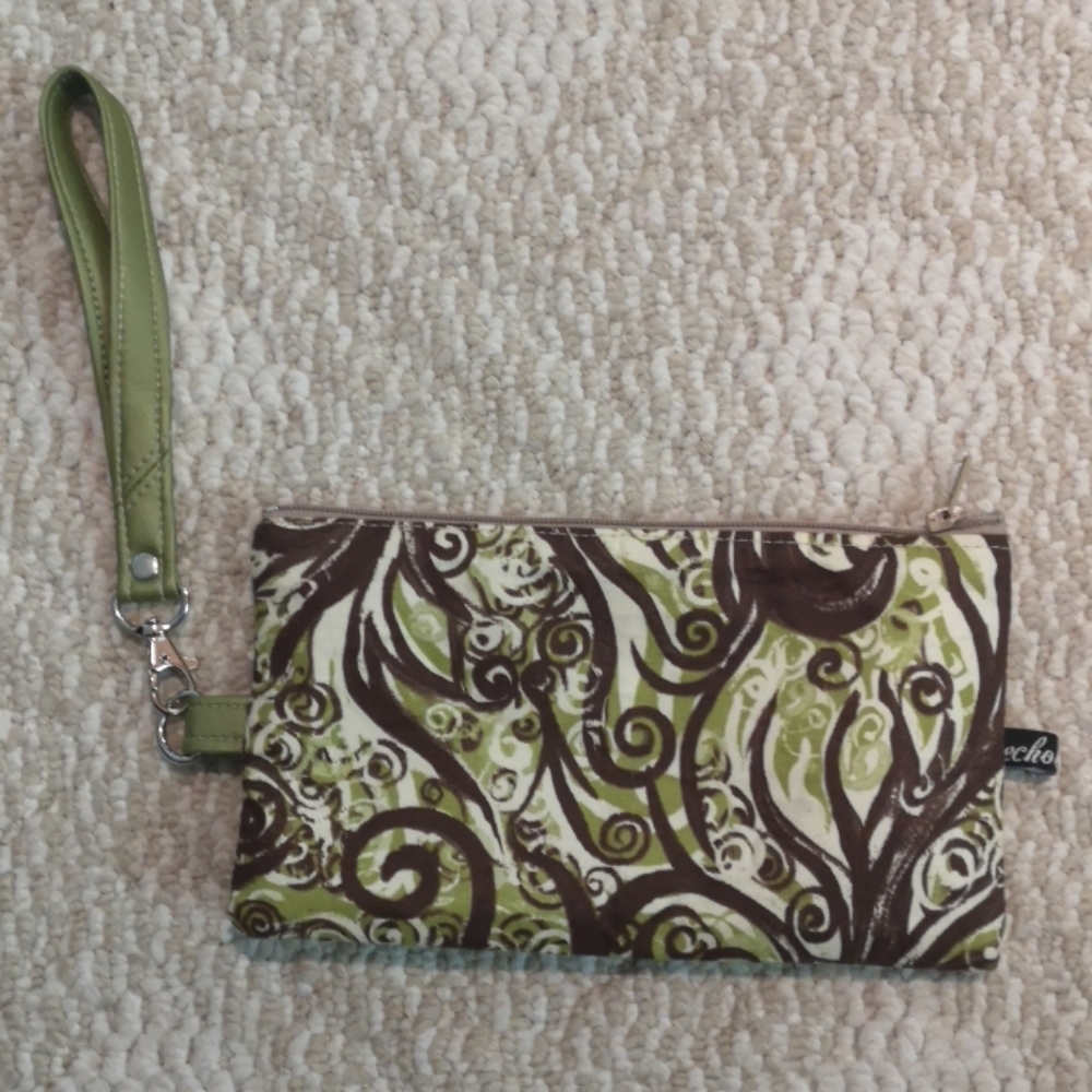 Echoes in the attic Clutch